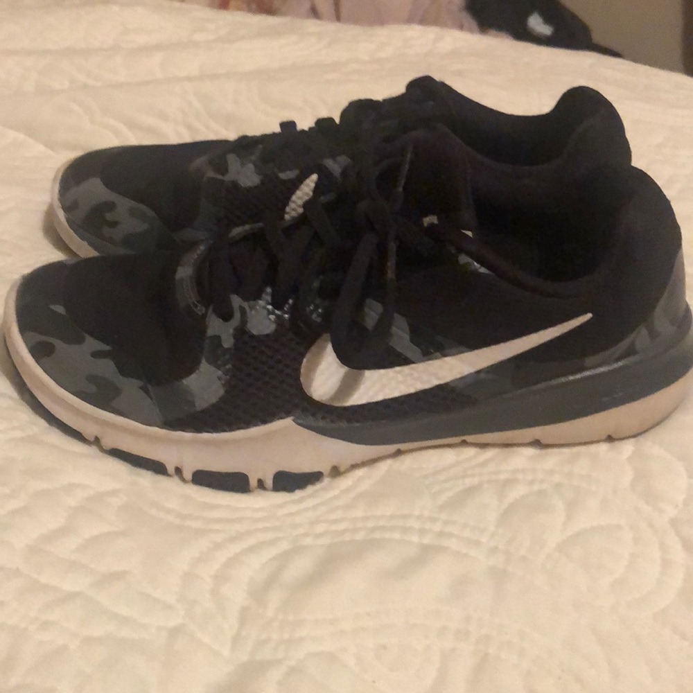 Nike boys Russel Wilsons size 6 Camo